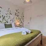 1 Bedroom Near Shops & Metro