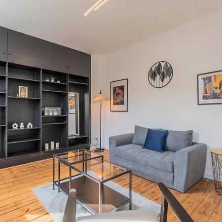 1 Bedroom Near Shops & Metro