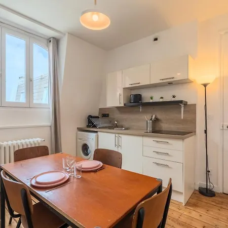 1 Bedroom Near Shops & Metro *