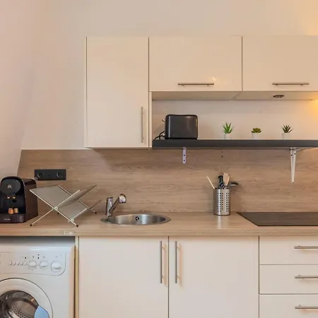 1 Bedroom Near Shops & Metro Туркуэн