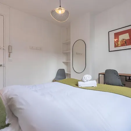 1 Bedroom Near Shops & Metro